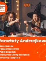 Zdjęcie przedstawia czwórkę dzieci siedzących przy stole, z czego jedna dziewczynka ma na głowie kapelusz czarownicy. Dzieci trzymają w rękach wosk, obok widać zapalone świeczki i miskę z wodą oraz otwarte książki. Znajdują się w pokoju, w tle widać okno i księżyc. W prawym górnym rogu logo organizatora. W dolnej części na pomarańczowym tle informacje o wydarzeniu zawarte w treści artykułu.