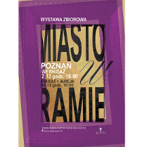 fioletowa rama obrazu, wewnątrz informacje o wystawie: tytuł, data wernisażu i finisażu, adres