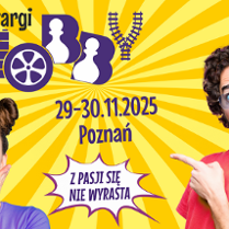 Na żółtym tle z promienistym wzorem znajduje się logo wydarzenia oraz hasło "Z pasji się nie wyrasta". Po lewej stronie widoczna jest uśmiechnięta młoda kobieta w fioletowej koszulce, trzymająca dłonie przy twarzy z podekscytowaną miną. Po prawej stronie stoi mężczyzna z brodą i okrągłymi okularami, wskazujący palcem na tekst. W prawym górnym rogu umieszczono logo MTP Grupa.