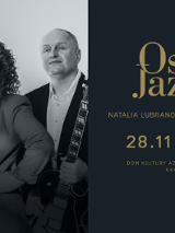 Plakat wydarzenia. Po lewej stronie znajduje się czarno-białe zdjęcie trzech muzyków: kobiety z kręconymi włosami stojącej na środku oraz dwóch mężczyzn po jej bokach, z których jeden trzyma gitarę. Po prawej stronie na ciemnym tle umieszczono złote napisy informujące o koncercie, uwzględnione w treści artykułu.