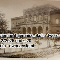 Zdjęcie dworca w sepii. Na froncie napisy będące szczegółami wydarzenia zawartymi w artykule.