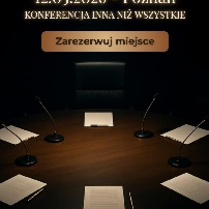 Zdjęcie4 przedstawiające drewniany stół w półmroku. Na stole widać mikrofonu oraz kartki. W tle czarne, skórzane fotele. Powyżej informacje o wydarzeniu zawarte w treści artykułu.