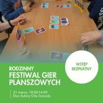 Plakat promujący Rodzinny Festiwal Gier Planszowych. Zdjęcie stołu, na którym rozłożono grę planszową, u dołu zielony pasek z napisem Rodzinny Festiwal Gier, wtęp bezpłatny.