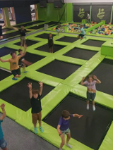 Dzieci na trampolinach.