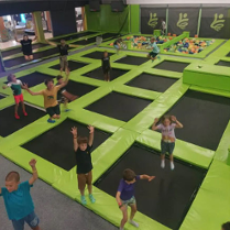 Dzieci na trampolinach.