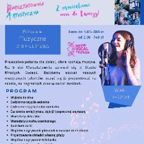 Plakat, który promuje półkolonie artystyczne na Strzeszynie. Po prawej stronie śpiewająca dziewczyna przed mikrofonem w słuchawkach. Po prawej stronie napisy, które ifomują o wydarzeniu.