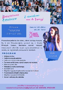 Plakat, który promuje półkolonie artystyczne na Strzeszynie. Po prawej stronie śpiewająca dziewczyna przed mikrofonem w słuchawkach. Po prawej stronie napisy, które ifomują o wydarzeniu.