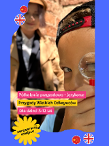 Informacje o półkoloniach, dziecko spogląda przez szkło powiększające.