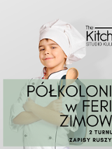 Uśmiechnięte dziecko w stroju i czapce kucharza stoi z założonymi rękoma, w jednej z nich trzyma drewnianą łyżkę. Jego sylwetkę przesłaniają napisy informujące o półkoloniach.