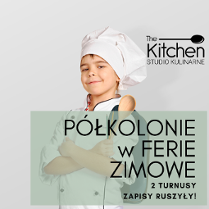 Uśmiechnięte dziecko w stroju i czapce kucharza stoi z założonymi rękoma, w jednej z nich trzyma drewnianą łyżkę. Jego sylwetkę przesłaniają napisy informujące o półkoloniach.