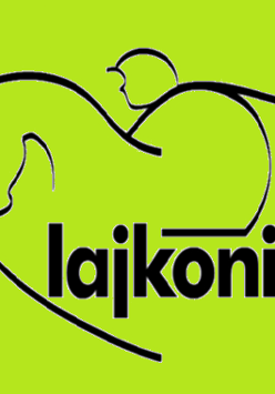 Zielone tło z logiem, które przypomina jeźdźca na koniu. Pod spodem napis "Lajkonik".