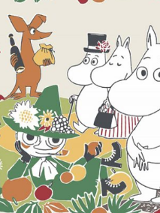 Grafika książkowych bohatrów - Muminków bawiących się na polanie.