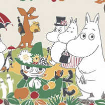 Grafika książkowych bohatrów - Muminków bawiących się na polanie.