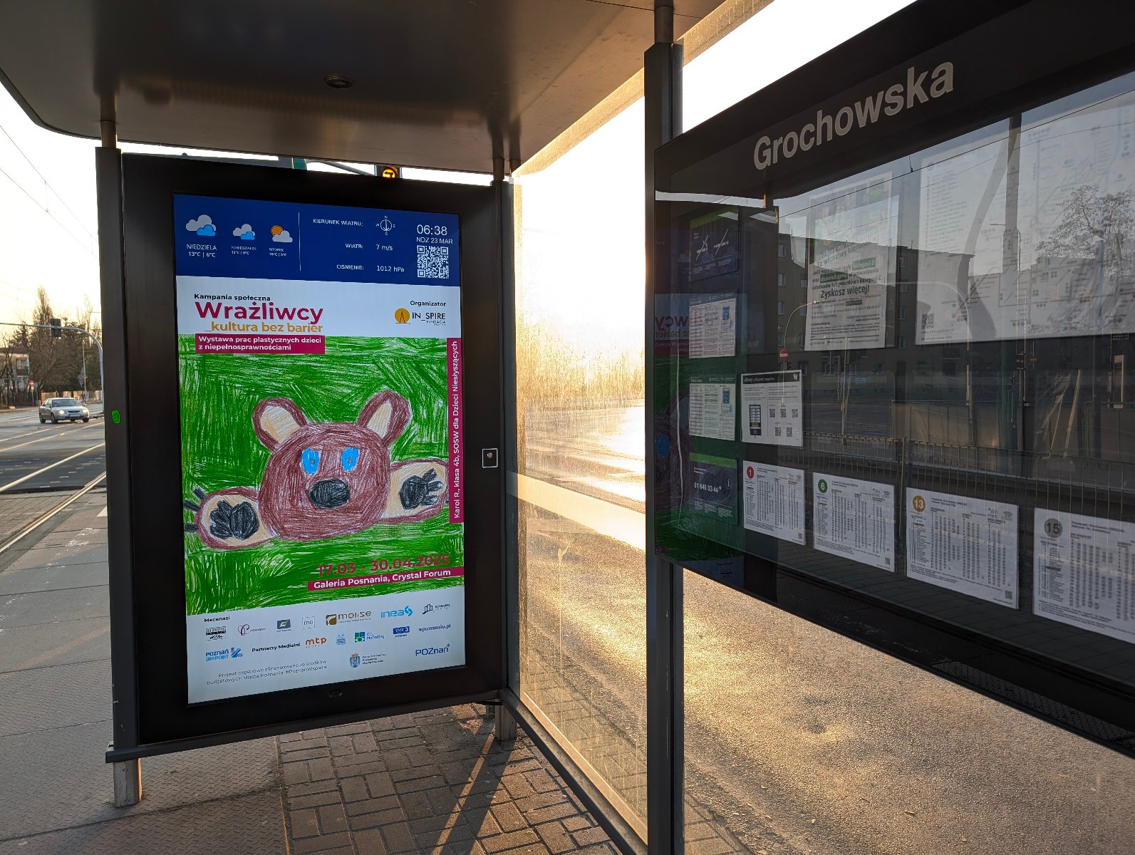 Od 15 do 30 kwietnia w Galerii Posnania oraz na przystankach w całym mieście można podziwiać prace dzieci i młodzieży z niepełnosprawnościami Przystanek autobusowy lub tramwajowy Grochowska. Po lewej wyświetlacz elektroniczny pokazuje godzinę, datę oraz informacje o pogodzie. Na wyświetlaczu znajduje się rysunek kolorowego niedźwiedzia na zielonym tle oraz tekst w cudzysłowie: "Kampania społeczna: Wrażliwcy - kultura bez barier". Wystawa prac plastycznych dzieci z niepełnosprawnościami.