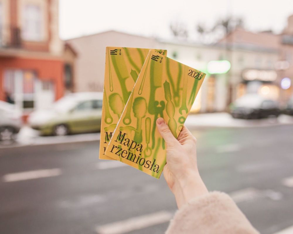 Ręka trzymająca zielono-żółtą mapę.