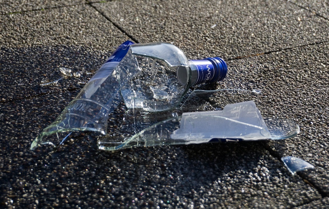 Fot. pixabay (zdjęcie przykładowe) rozbita butelka po alkoholu leży na chodniku