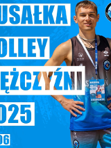 Siatkarz stoi z piłką, obok informacje o turnieju siatkówki plażowej dla mężczyzn.