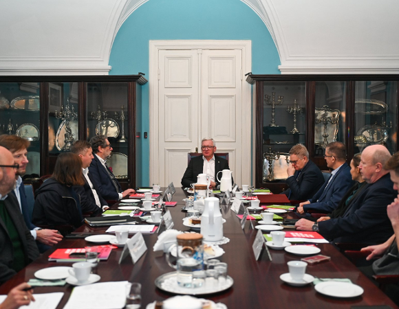 Sala Błękitna. Przy długim, ciemnym stole siedzi prezydent Jaśkowiak a dookoła stołu zaproszeni goście - ekspertki i eksperci Rady Mentorskiej.