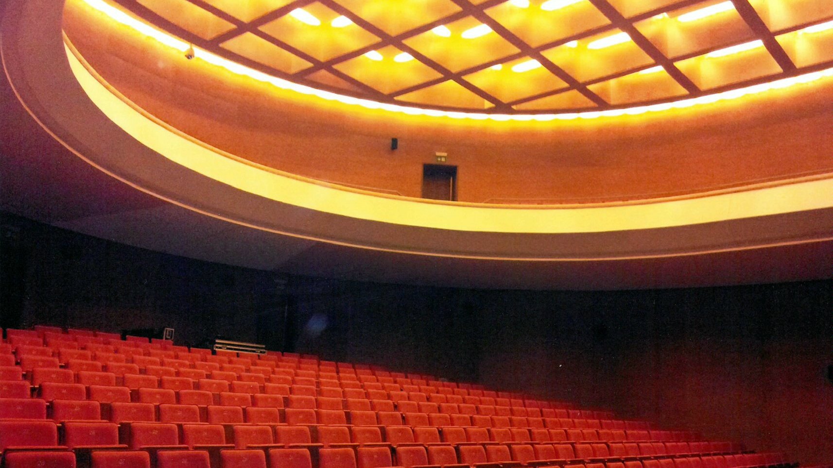 Zdjęcie przedstawia krzesła na widowni sali koncertowej Akademii Muzycznej.