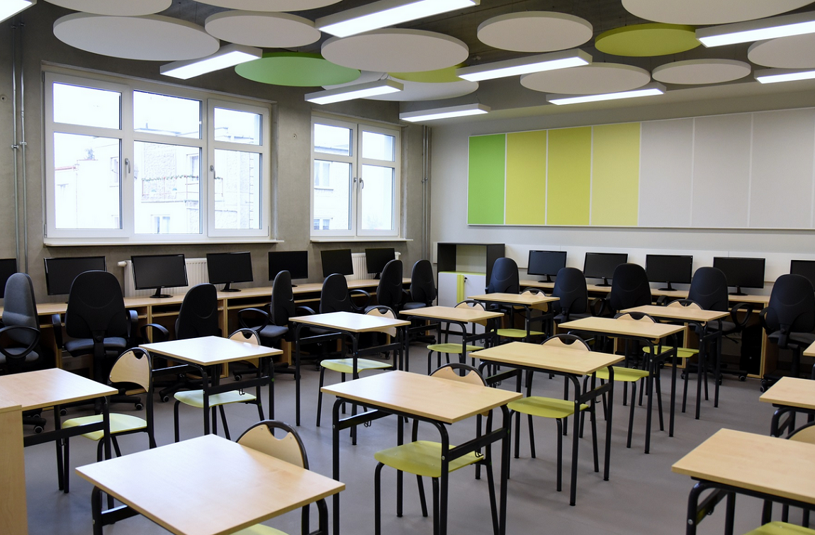 Sala lekcyjna w Szkole Podstawowej nr 46 sala lekcyjna, ławki i krzesła, stanowiska komputerowe