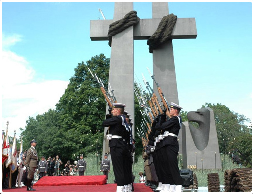 Żołnierze uruczyście oddają strzyły pod pomnikiem
