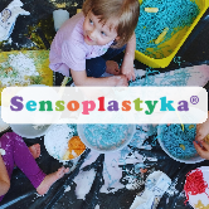 Dzieci siedzą na trawie