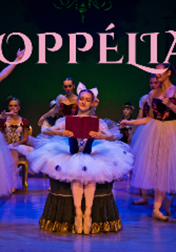 Na scenie dziewczynki przebrane za baletnice. Mają kolorowe gorsety z motywem kwiatowym oraz tiulowe spódnice. W tle zielone tło z napisem "Coppelia".