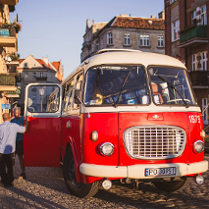 Na zdjęciu jest stary tramwaj. Jest w kolorze białym i czerwonym. Będzie używany jako scena!