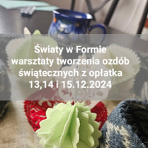 Ozdoby świąteczne wykonane z opłatka, na nich napis informujący o wydarzeniu.
