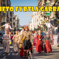 Kolorowa parada, idąca jedną z ulic miasta, a nad nią napis Święto Fyrtla Garbary.