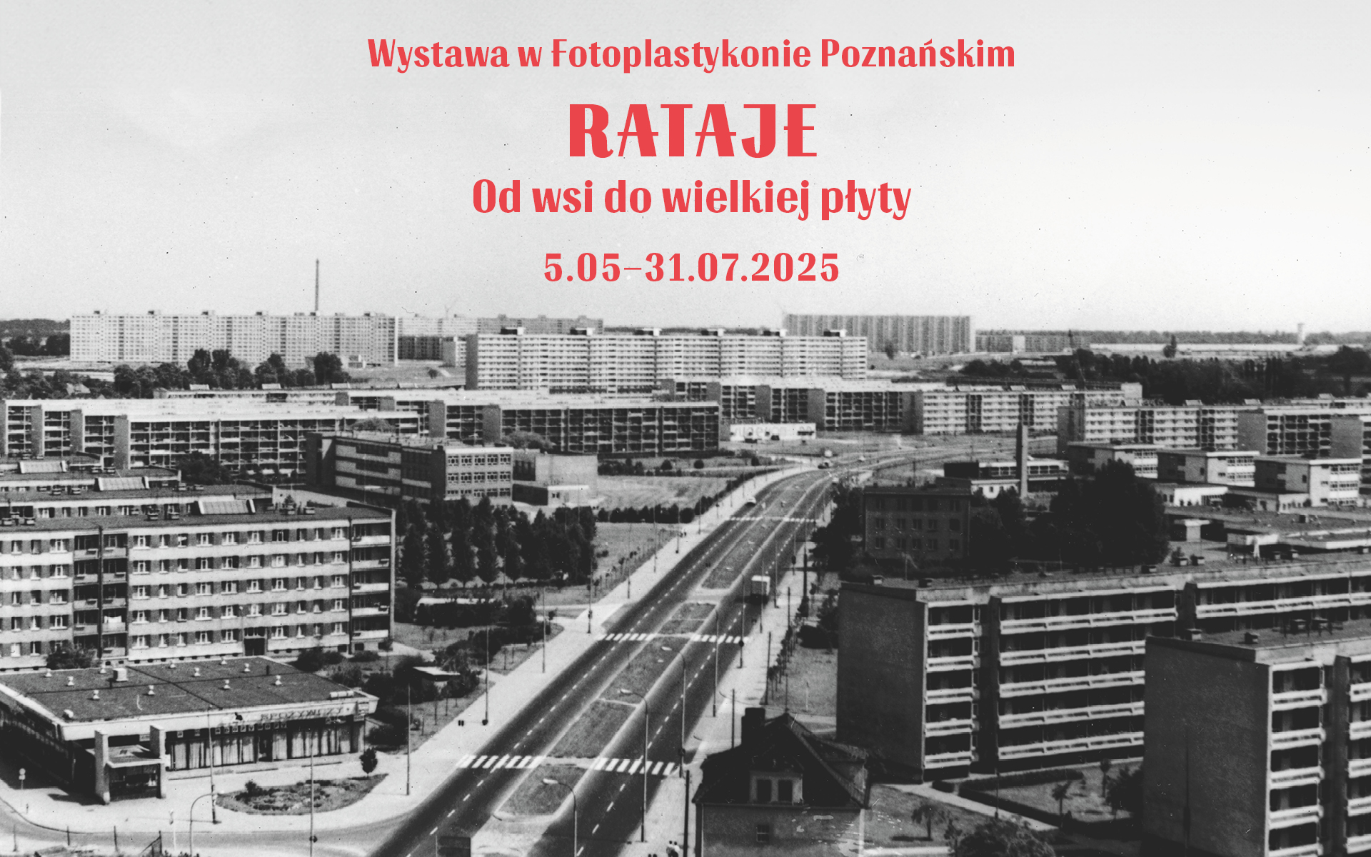 5.05-31.07.2025 r. Szare bloki leżące na Ratajach. Nad blokami unosi się czerwony napis z tytułem wystawy.