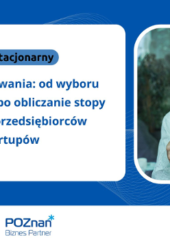 Grafika promująca wydarzenie. Na niebieskim tle zdjęcie mężczyzny