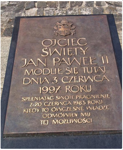 Mosieżna tablica z napisem" Ojciec Jana Paweł II modlił się tutaj"
