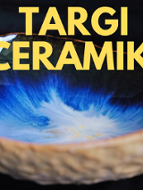 Artystyczna ceramiczna miseczka na czarnym, nad nią napis Targi Ceramiki.