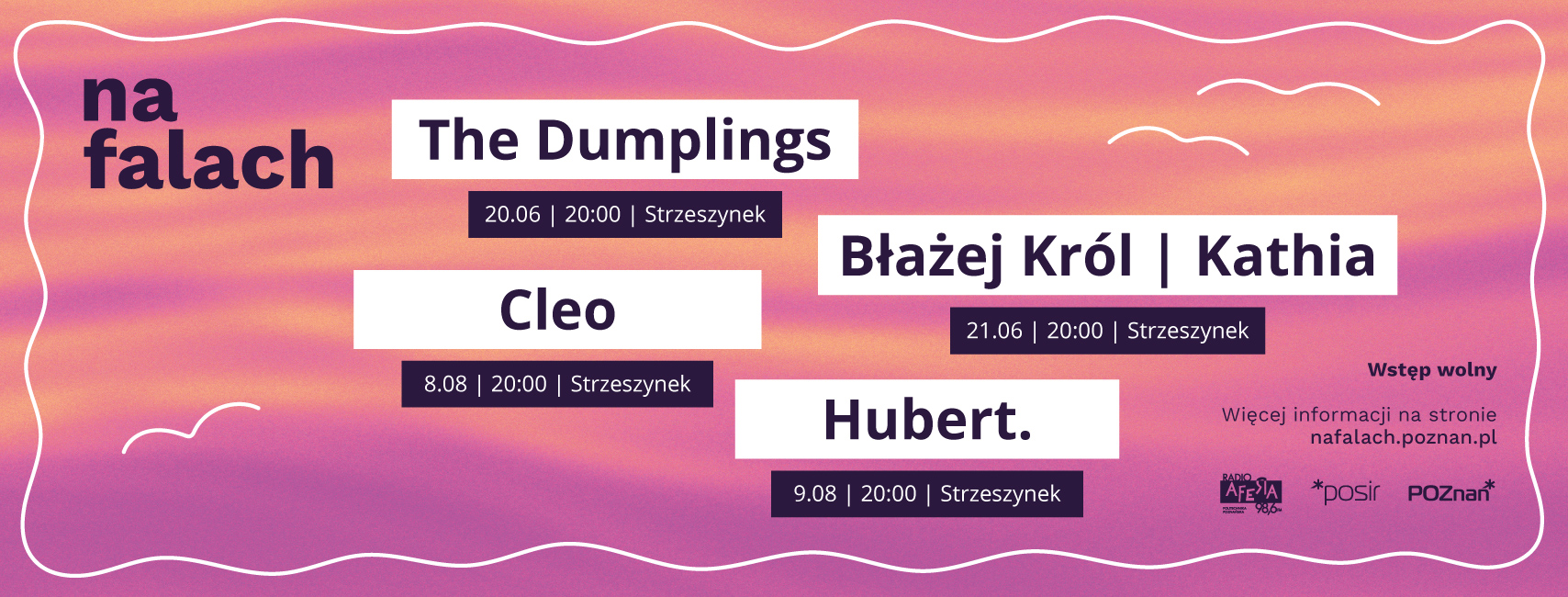 20 czerwca rusza kolejny letni festiwal nad poznańskim jeziorem Tłum ludzi stoi pod sceną, unosi ręce do góry i klaszcze. W oddali scena z zielonym banerem "na falach". W tle bezchmurne niebo i wysokie, zielone drzewa.