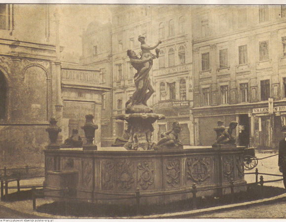 Fontanna Prozerpiny To zdjęcie zostało zrobione w 1912 roku. Rzeźba wykonana z piaskowca, w stylu barokowym fontanna, przedstawia scenę z mitologii rzymskiej porwania Prozerpiny przez władcę podziemia, Plutona. Cztery płaskorzeźby na ścianach basenu przedstawiają żywioły: ogień, powietrze, wodę i ziemię, a towarzyszy im herb miasta.