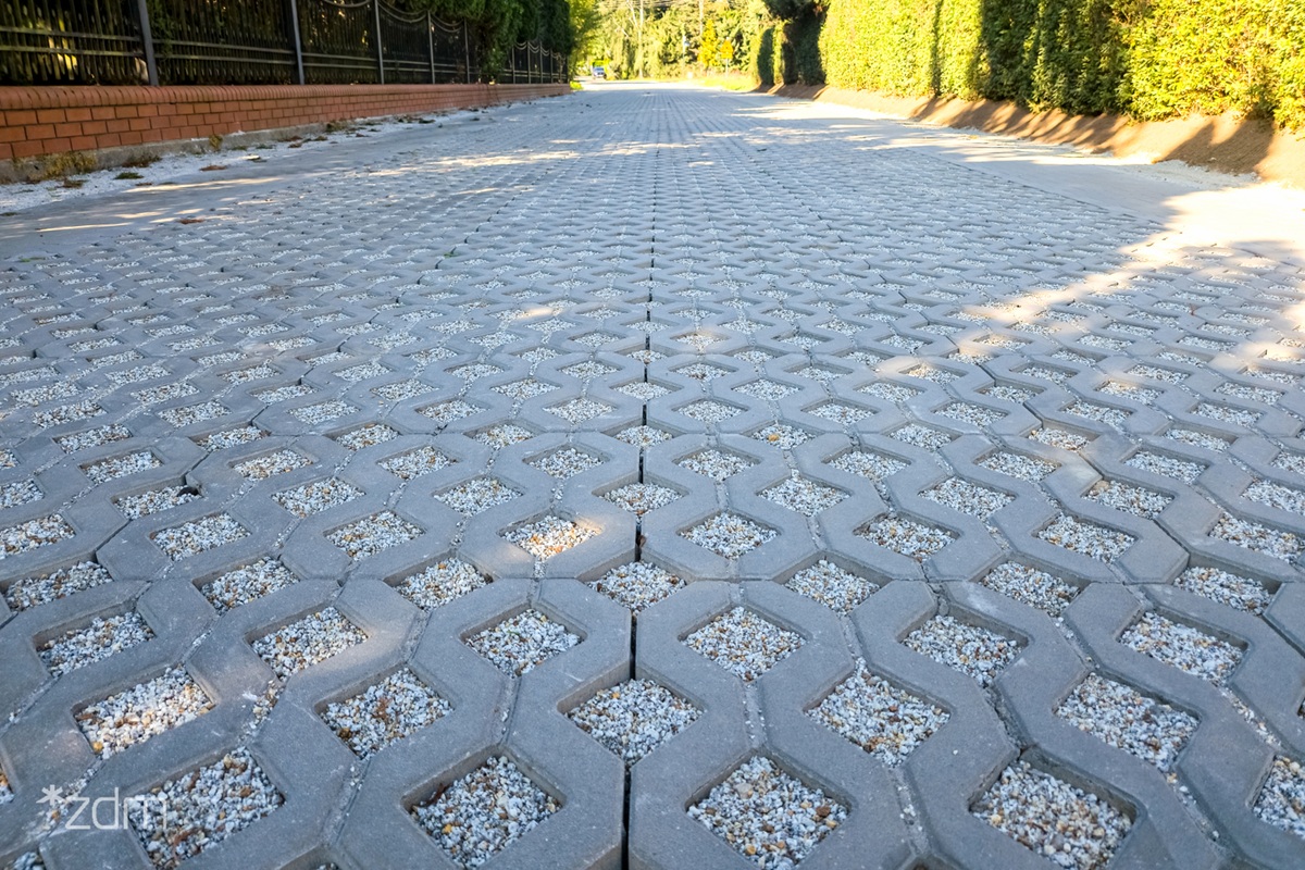 Fot. ZDM Poznań ulica z nawierzchnią z płyt ażurowych