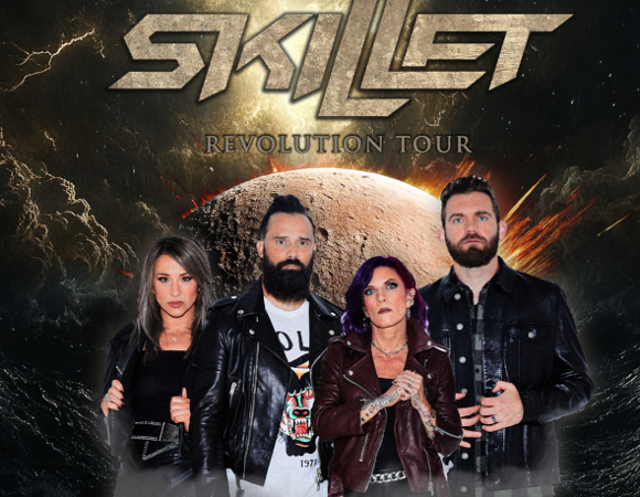 Na Skwerze Enea Stadion wystąpi amerykańska formacja Skillet w ramach trasy "Revolution Tour". W tle kosmiczny pejzaż z planetą i błyskawicami na ciemnym niebie. W centrum, pod dużym metalicznym logo zespołu "SKILLET" napis "REVOLUTION TOUR". Na pierwszym planie członkowie zespołu. Wszyscy są ubrani na czarno, mają poważne wyrazy twarzy. Po lewej stronie kobieta z brązowymi włosami, obok niej mężczyzna z długą brodą, dalej kobieta z fioletowymi włosami i tatuażami, a po prawej stronie kolejny mężczyzna z krótkimi włosami i brodą.