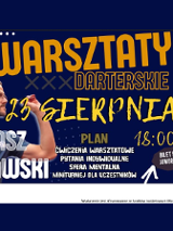 Informacje o warsztatach darterskich, po lewej zdjęcie mężczyzny grającego w darta.