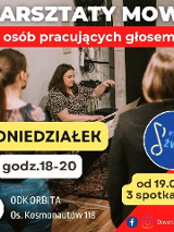 Grupa osób podczas warsztatów z emisji głosu mówionego. Na zdjęciu napisy, które informują o wydarzeniu.