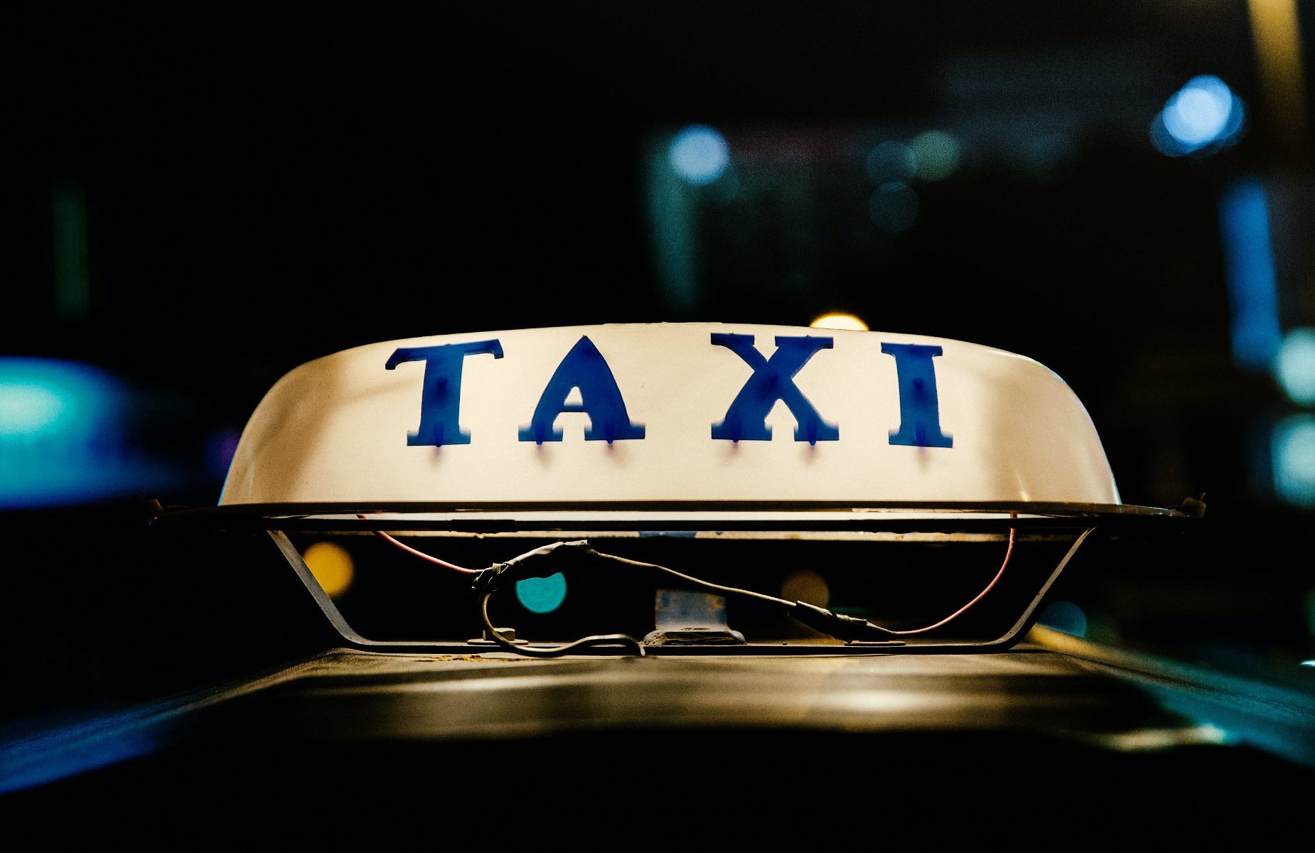grafika przedstawiająca napis taxi