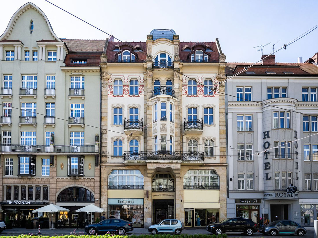 Kamienica przy ul. Św. Marcin 69 to "perła" poznańskiej secesji, fot. Poznańskie Centrum Dziedzictwa. Widok na kamienice przy ul. Św. Marcin. W środku Kamienica Haasego i Wagnera.