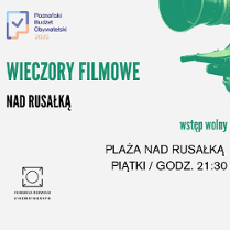 Zielono-biały plakat promocyjny. Po lewej zielony prostokąt ze zdjęciem ludzi oglądających kino plenerowe. Po prawej białe tło z podstawowymi informacjami o miejscu wydarzenia. Szczegóły w artykule. W prawym górnym roku ucięta grafika kamery.
