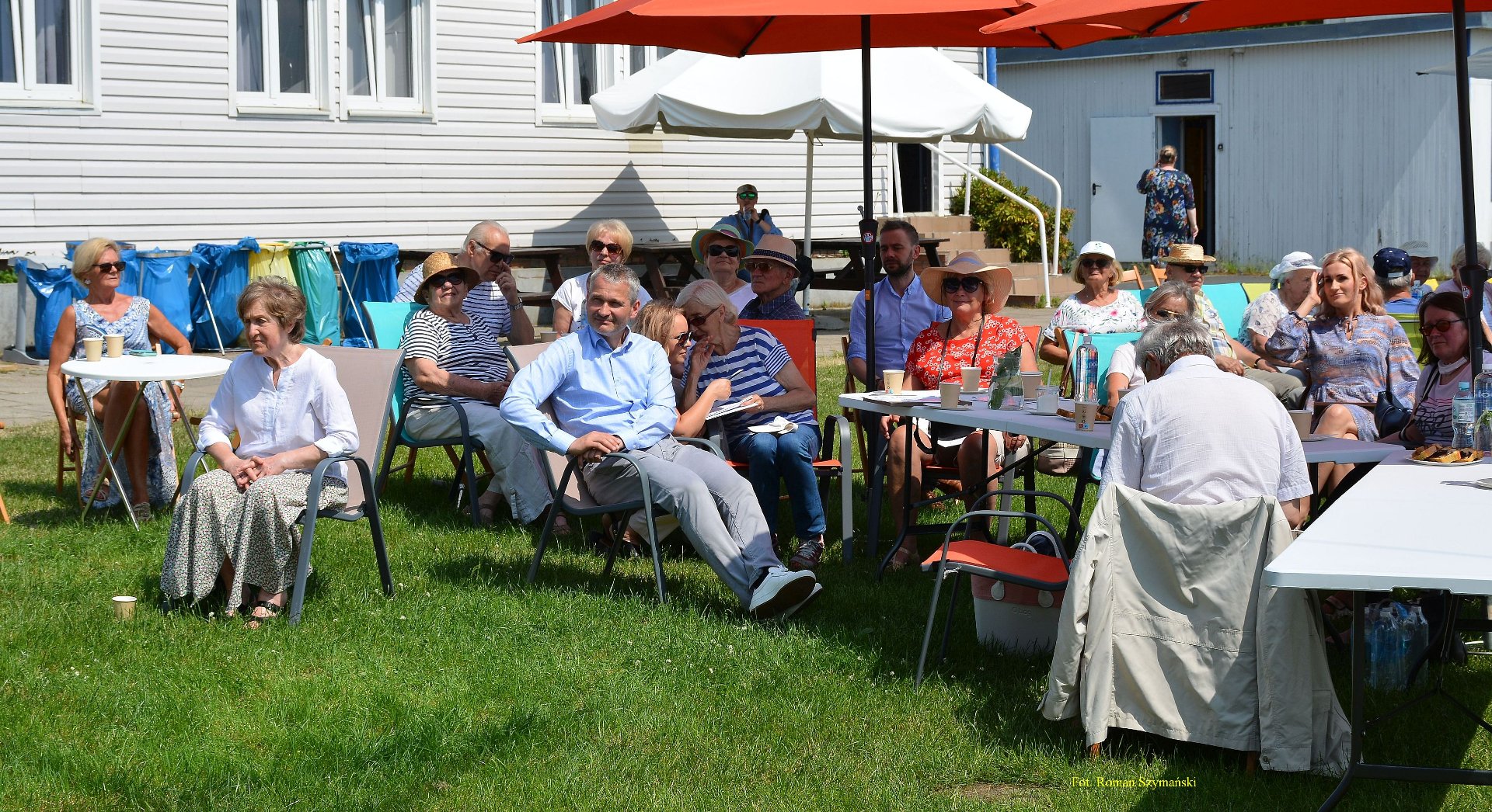 Wyjazdowe posiedzenie MRS (Kiekrz, 17.06.2021), na zdjęciu grupa seniorów, siedzą przy stolikach i na leżakach, uśmiechają się
