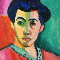 Obraz kobiety o ostrych rysach w upiętych ciemnych włosach, dwukolorowe tło, po prawej zielone, po lewej pomarńczowe.