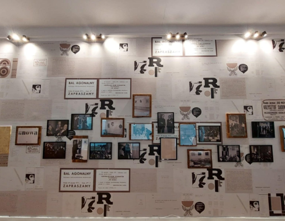 Wystawa fotografii na ścianie.