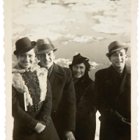 Na zdjęciu pochodzącym z albumu Firy Mełamedzon-Salańskiej znajdują się cztery uśmiechnięte postacie: dwie kobiety i dwóch mężczyzn. Zdjęcie przedwojenne.