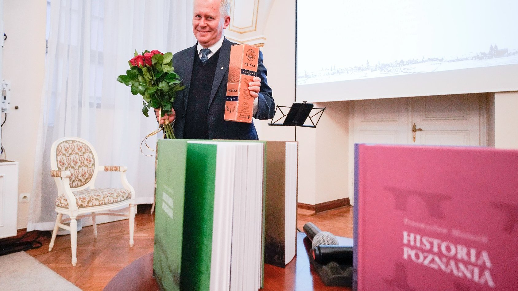 Zdjęcia z promocji "Historii Poznania". Goście zaproszeni na spotkanie w okazałej Sali Białej w Urzędzie Miasta Poznania.