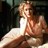 Kadr z filmu przedstawia Meryl Streep siedzącą na łóżku.