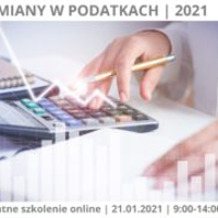 Dłoń trzymająca ołówek, druga oparta na blacie. Na stole leży kalkulator.